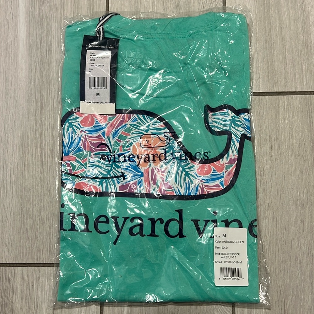 NEW Vineyard Vines SS Gulf Tropical Whale Pocket Tshirt. With Tags.